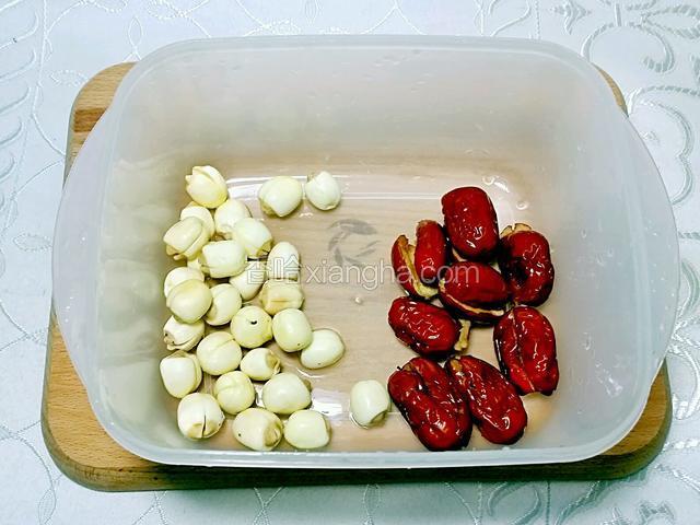 白蓮子除去蓮子芯，紅棗除去紅棗核