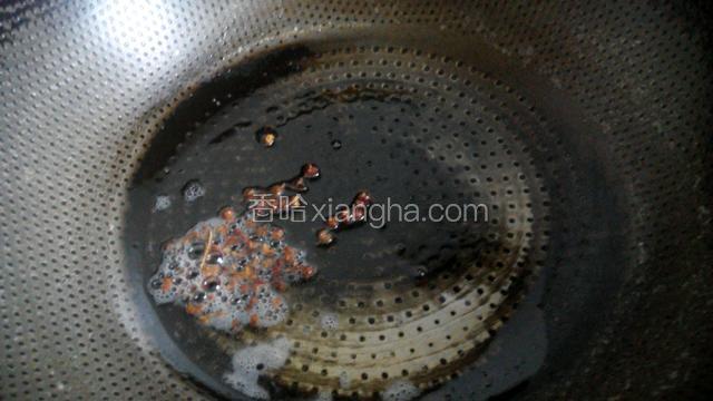 热锅凉油，放入花椒炒香，花椒捞出不要