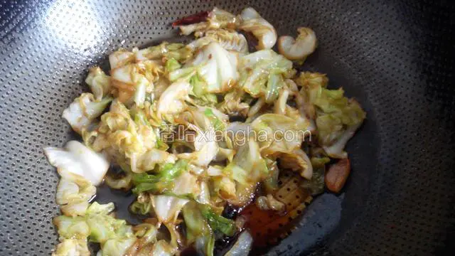 大头菜炒蔫，放入盐和味极鲜酱油，翻炒均匀，出锅