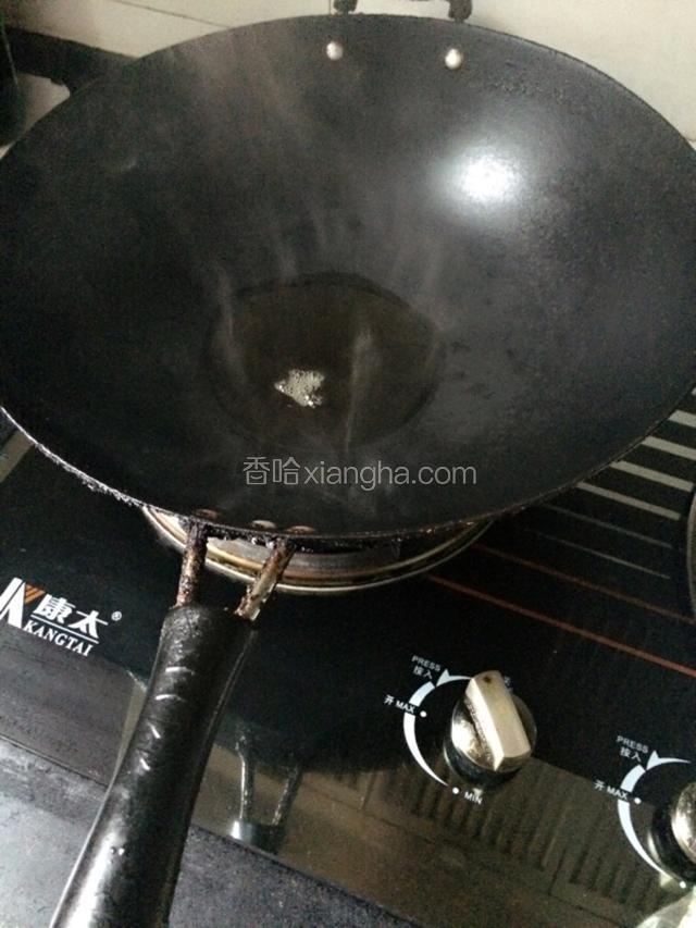 起油锅。放入适量油。