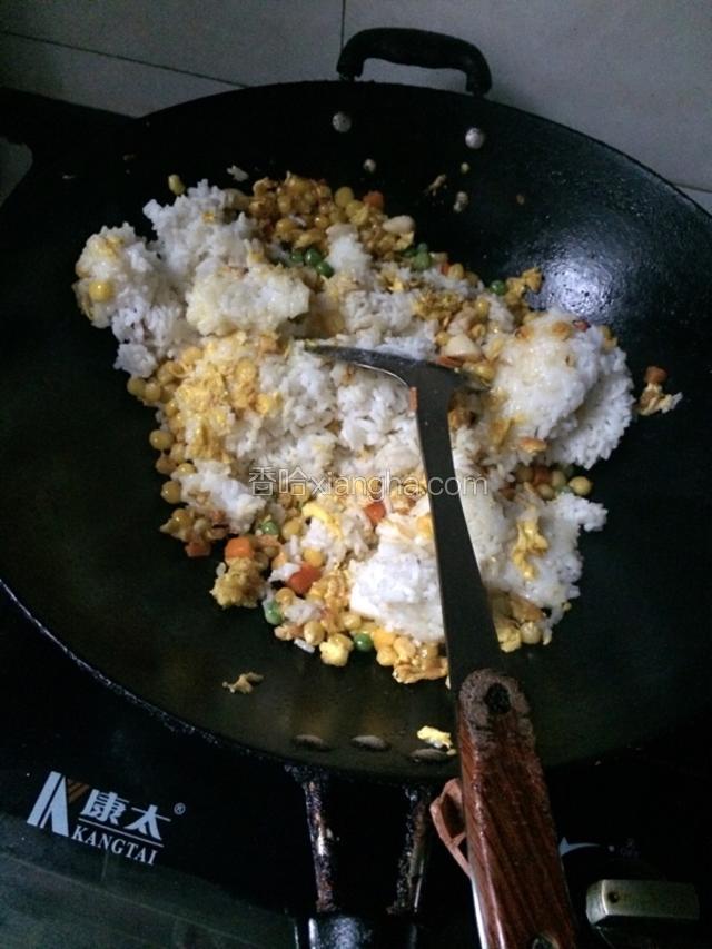 翻炒几分钟，将饭倒入锅中。