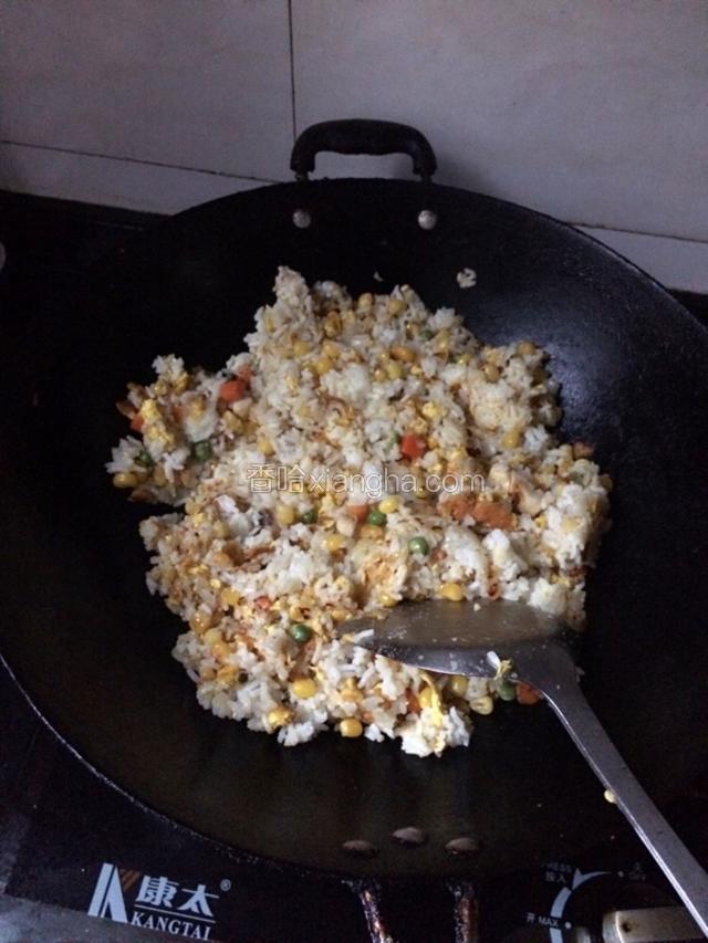 将饭炒开，炒散，加入鸡精炒菜王调味。