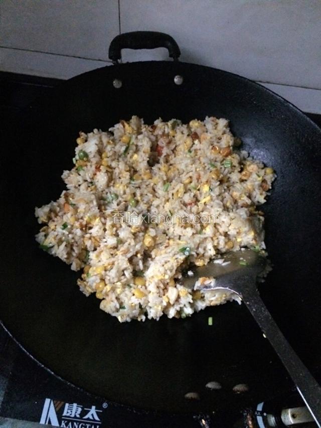 将盐和葱花翻炒均匀。