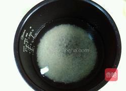 花生咸排骨粥的做法图解2