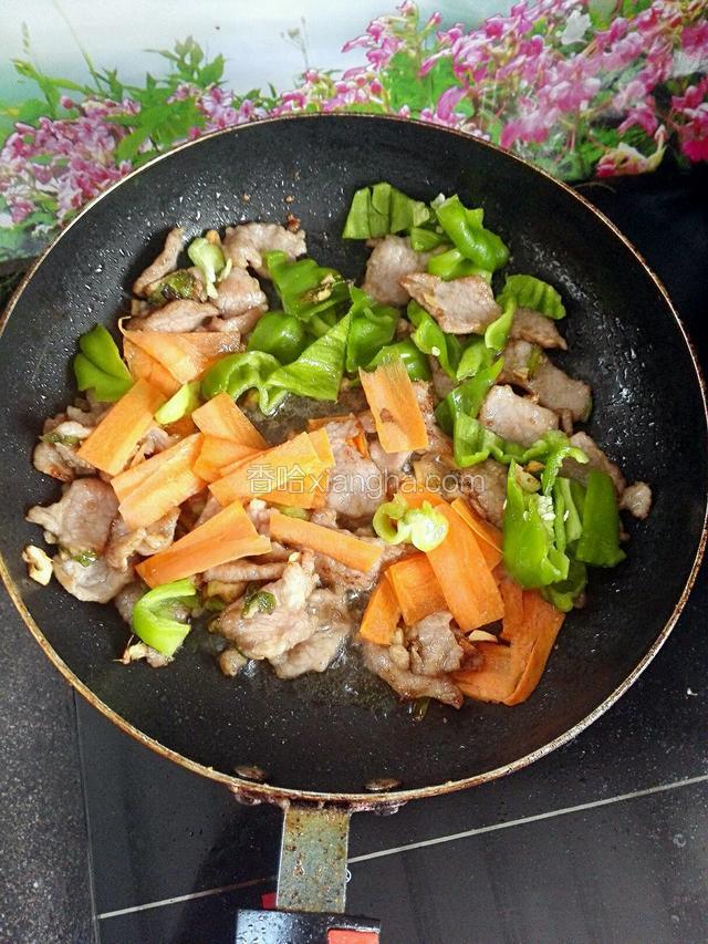 肉炒到七八分时放入青椒胡萝卜翻炒