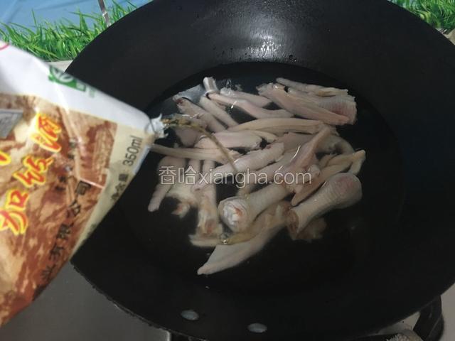 剪去鸡、鸭掌的指甲，剁开后倒入料酒用水淖一遍并洗净血沫待用。