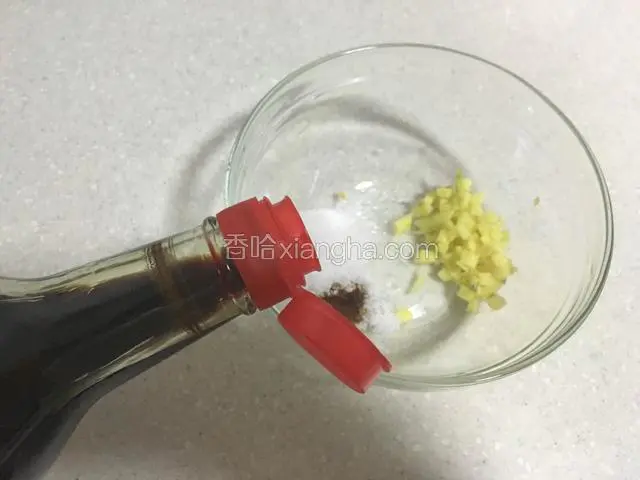 碗内放盐、味精、白糖，切碎的生姜、倒入山西陈醋，调成汁，
