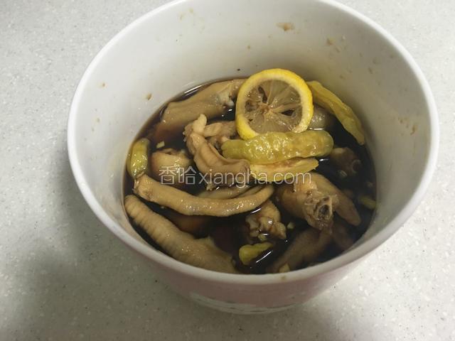 碗内放泡椒、柠檬片，倒入调好的汁（咸淡尝一下，如觉得醋味太重，可加些冰块）搅拌均匀，放入冰箱一夜后就可以吃了。