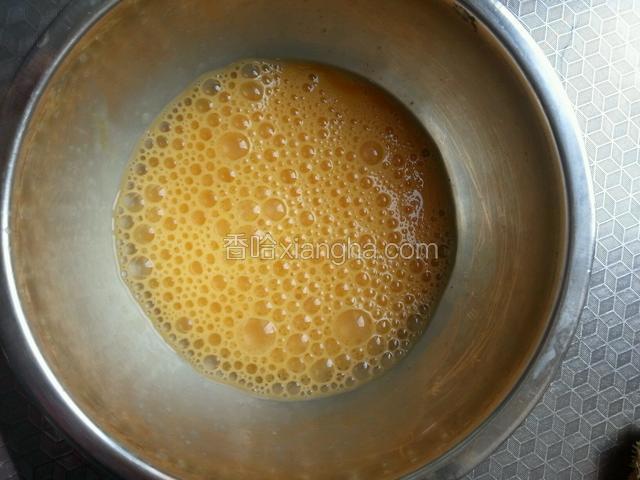 煮水的期间，把鸡蛋打好