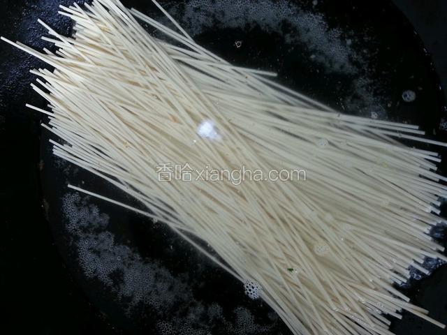 水开了放入面条