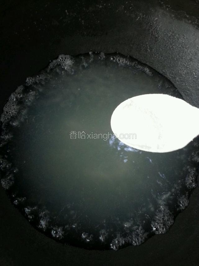 锅中的汤，加一点盐（可以用高汤代替）