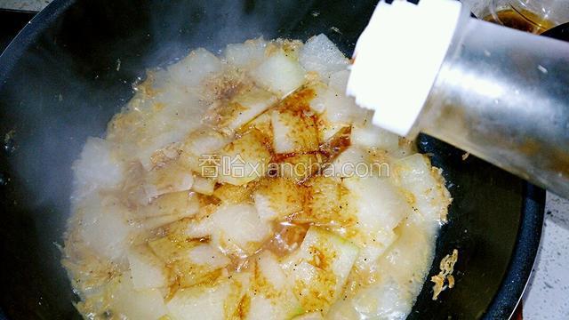烧至冬瓜透明状放少许酱油