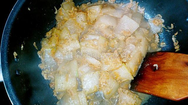 把酱油炒匀放盐调味出锅
