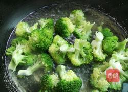 西兰花炒胡萝卜的做法图解1