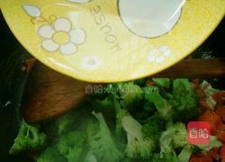 西兰花炒胡萝卜的做法图解8