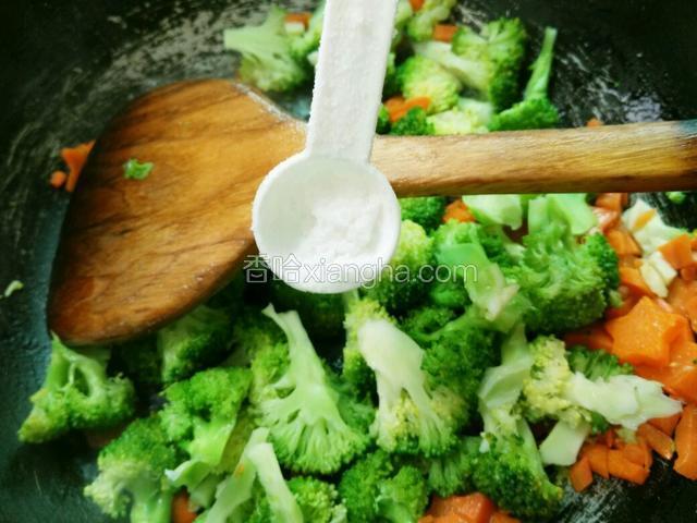 加入适量盐、鸡精调味