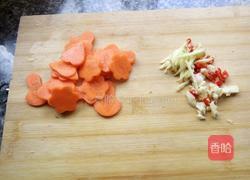 西兰花炒胡萝卜的做法图解1