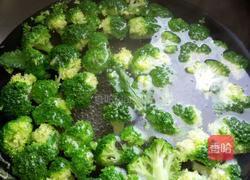 西兰花炒胡萝卜的做法图解2