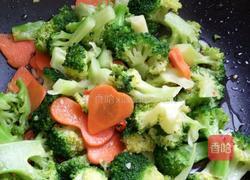 西兰花炒胡萝卜的做法图解5