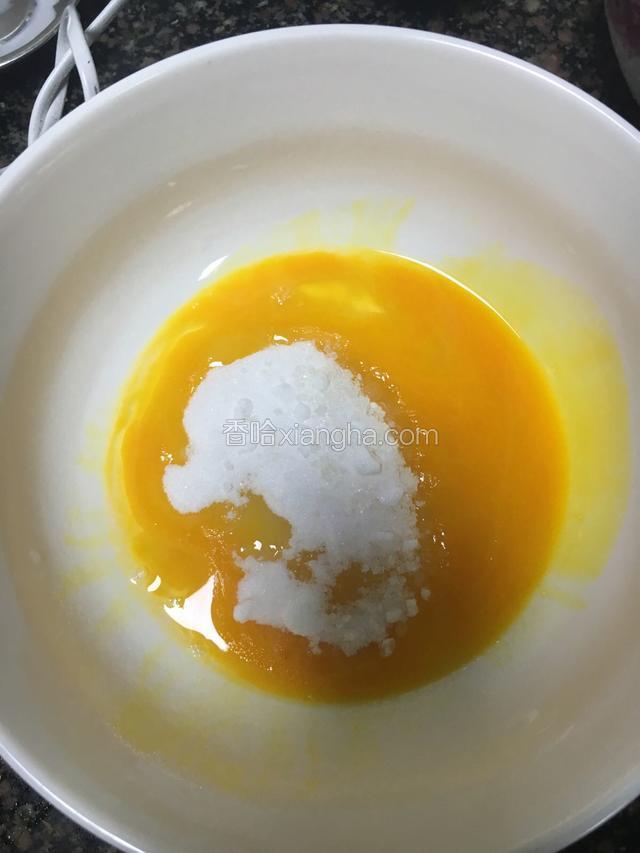 鸡蛋打散与加入白糖混合
