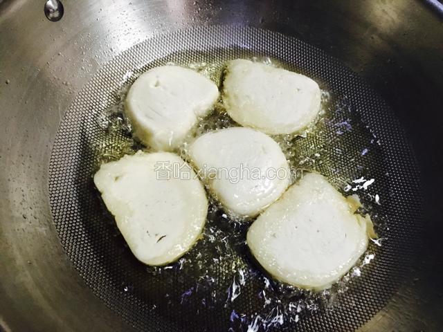 锅中倒入食用油，油温差不多后将馒头片放入，两面金黄后捞出；