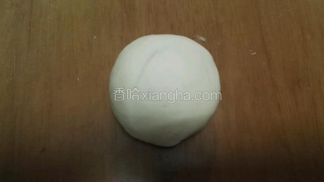   团成小圆个(准备湿的布  搭在面坯上  保湿度)