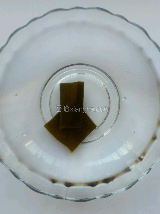 把2片5厘米的昆布放入水中泡5~6个小时。