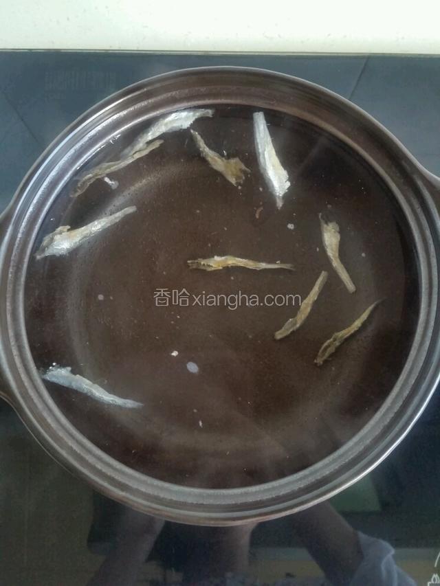 把昆布水放入锅内，放入干银鱼，开锅盖煮10分钟后把银鱼捞出来。