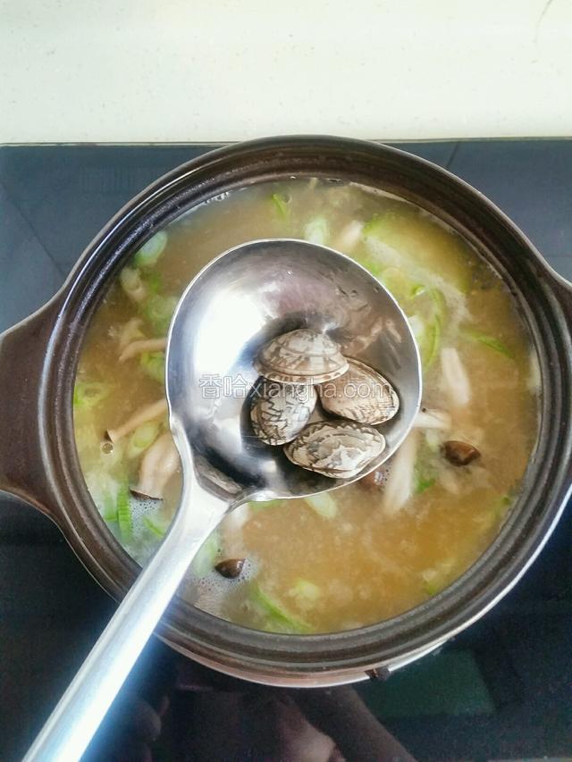 蔬菜煮熟后放入花蛤和葱，煮到花蛤开壳。