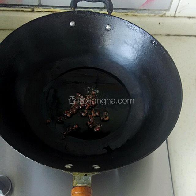 锅中烧热油，放入花椒粒爆香。