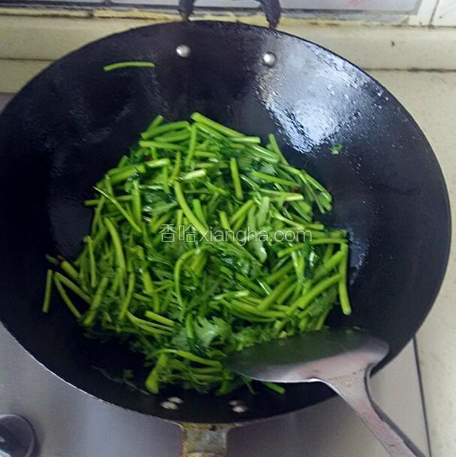 放入茼蒿翻炒，只放茼蒿茎部，不放叶。