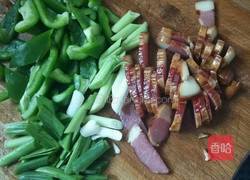 青椒蒜苗炒腊肉的做法图解2