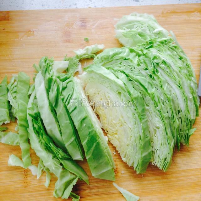 圆白菜切成丝