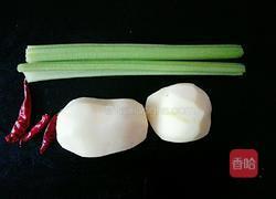 芹菜炒土豆丝的做法图解1
