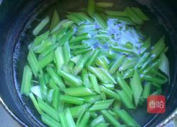 腰果百合炒芹菜的做法图解3