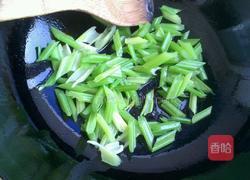 腰果百合炒芹菜的做法图解5