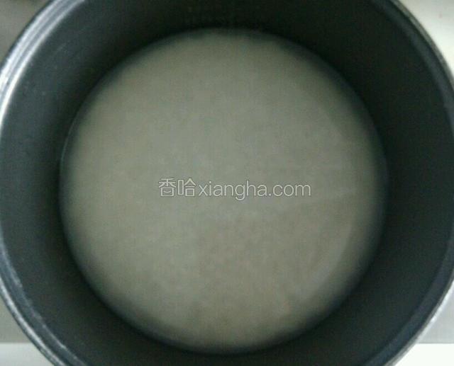 浸泡好的糯米放入电饭锅，我加了一份大米进去，比例是( 糯米 :大米   2:1)，添好米，加入比平时煲饭少一些的水进去，因为糯米泡过，就不那么吃水了。