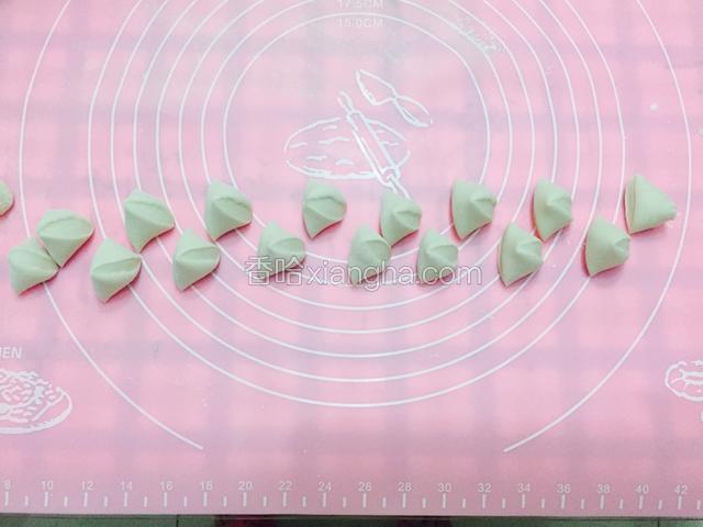 搓成条型，制成小剂子，擀皮，也可以买现成的饺子皮