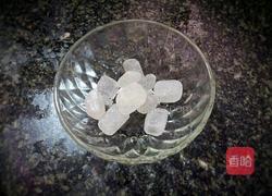 冰糖黄豆炖猪脚的做法图解1