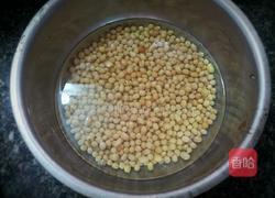 冰糖黄豆炖猪脚的做法图解4