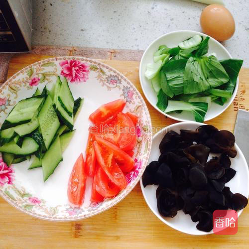 黄瓜和番茄切片，木耳用手撕成小块，上海青切成块