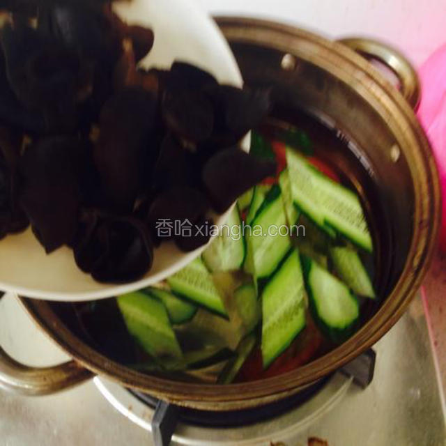再把木耳倒进去，大火烧开
