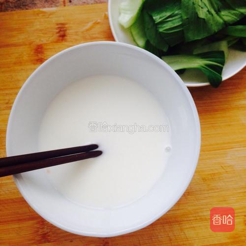 这个时间准备好水淀粉，用筷子调匀