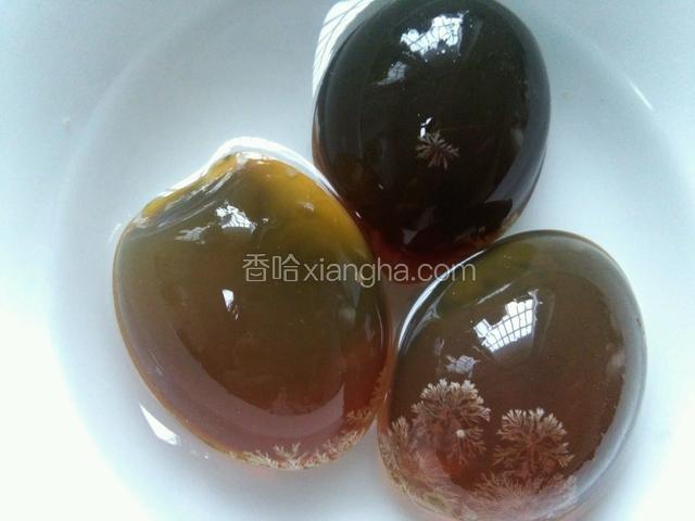 皮蛋剥开清洗下