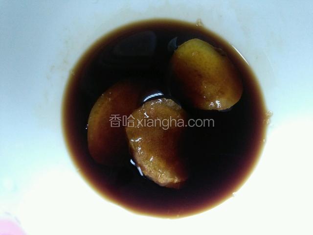 姜切片泡在调制的调料里，调料用醋，味极鲜少许糖，也可以根据自己口味放辣椒油。再切一点姜末备用