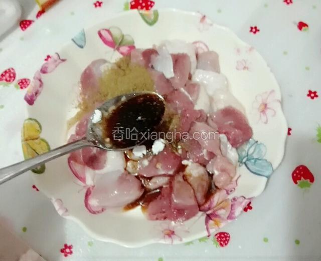 下入1勺酱油戴上一次性手套用手抓拿均匀腌制半个小时。