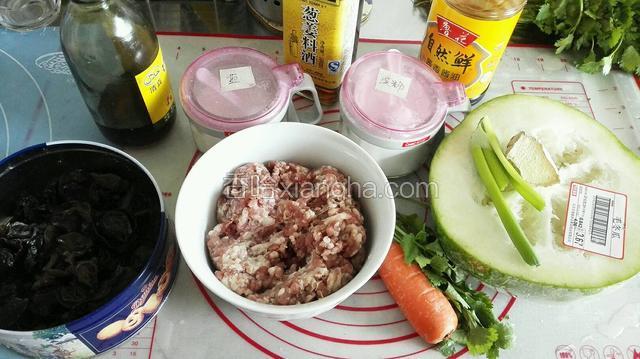 准备食材，木耳提前泡发，冬瓜，胡萝卜，香菜，羊肉，葱姜蒜及调味料备齐。
