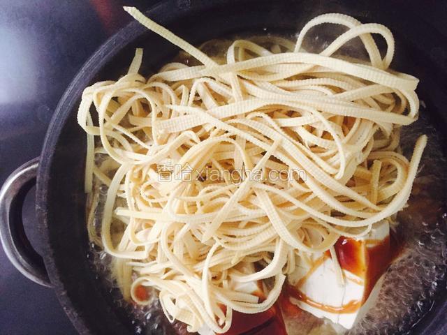 放切好的豆腐皮