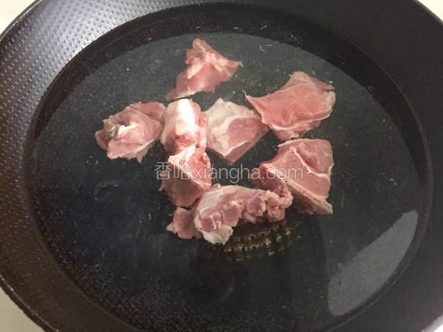 排骨入锅用冷水汆烫。