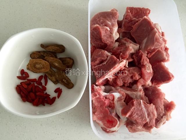 排骨，干牛蒡，枸杞备好（新鲜的牛蒡也可以）